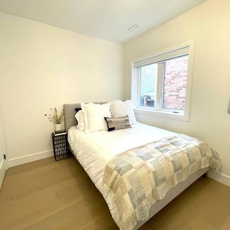 Modern Apartment Close To The Beach With Parking Toronto Exterior photo