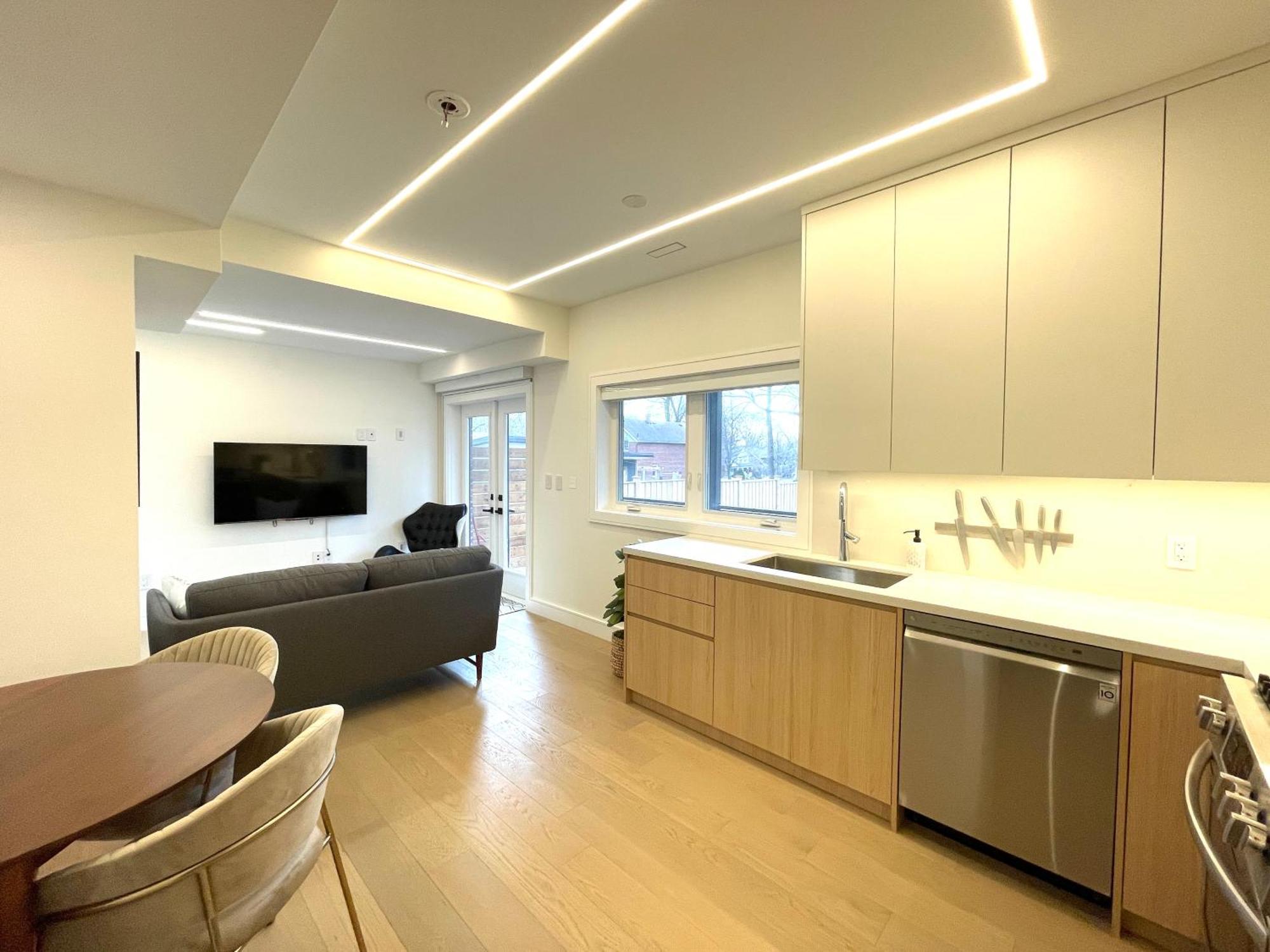 Modern Apartment Close To The Beach With Parking Toronto Exterior photo