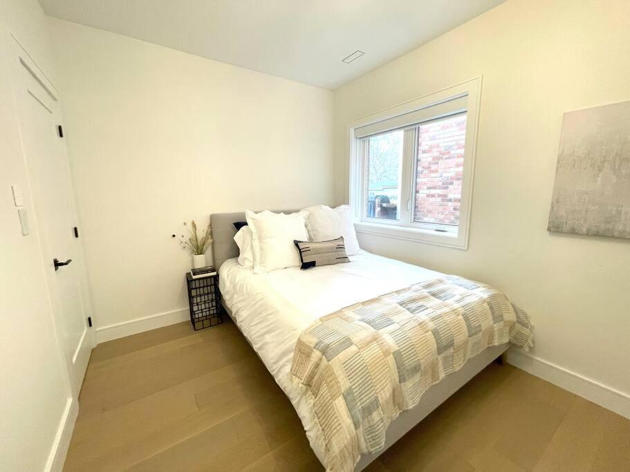 Modern Apartment Close To The Beach With Parking Toronto Exterior photo