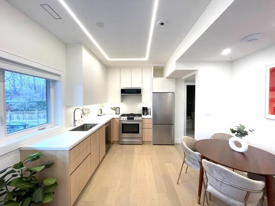 Modern Apartment Close To The Beach With Parking Toronto Exterior photo