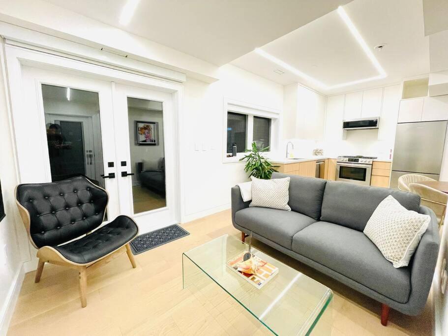 Modern Apartment Close To The Beach With Parking Toronto Exterior photo
