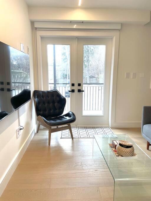 Modern Apartment Close To The Beach With Parking Toronto Exterior photo