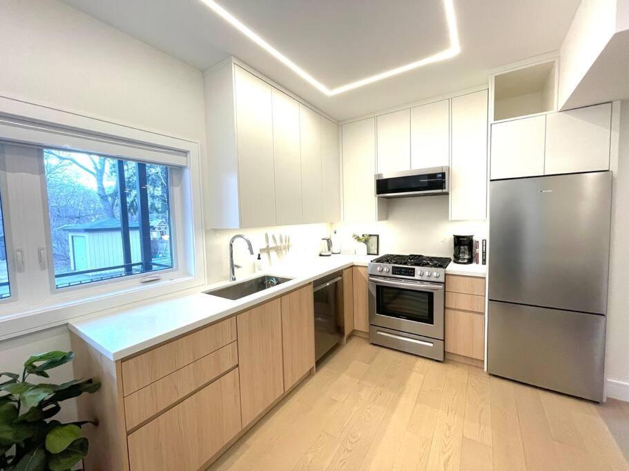 Modern Apartment Close To The Beach With Parking Toronto Exterior photo