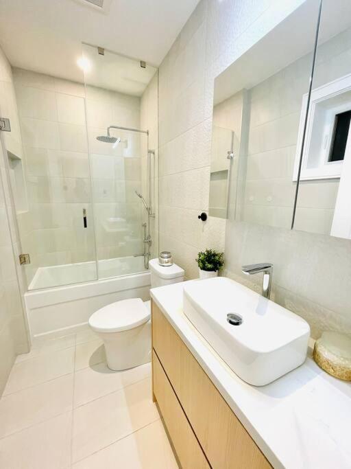 Modern Apartment Close To The Beach With Parking Toronto Exterior photo