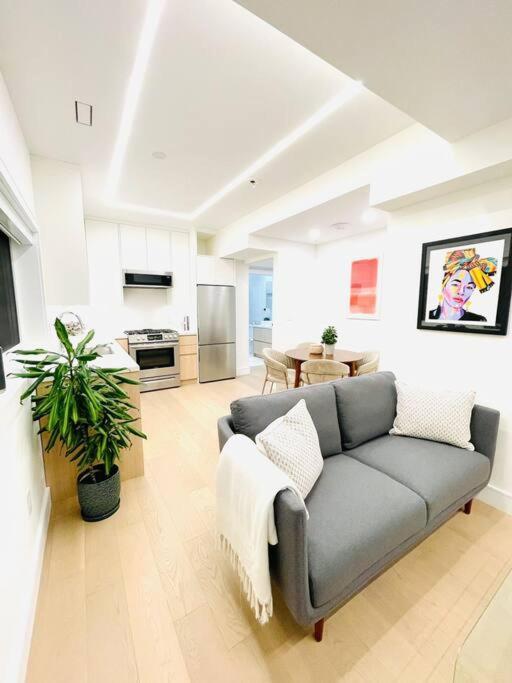 Modern Apartment Close To The Beach With Parking Toronto Exterior photo