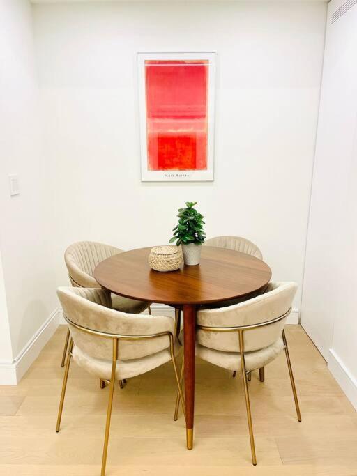 Modern Apartment Close To The Beach With Parking Toronto Exterior photo