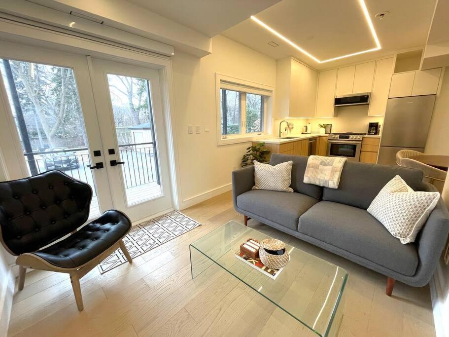 Modern Apartment Close To The Beach With Parking Toronto Exterior photo